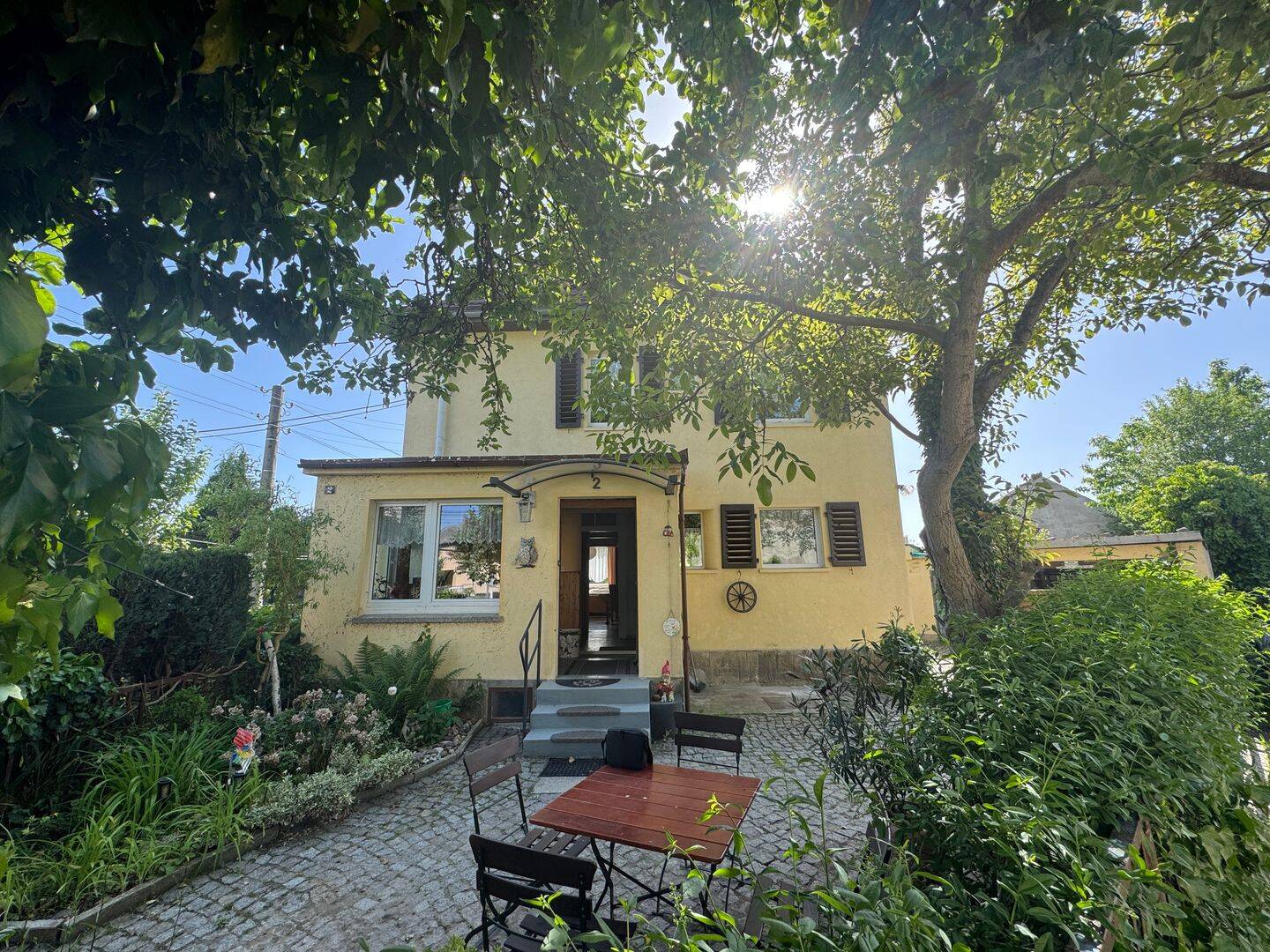 Kleine Villa freut sich, aus dem Schlaf geweckt zu werden, 1454 Radeberg