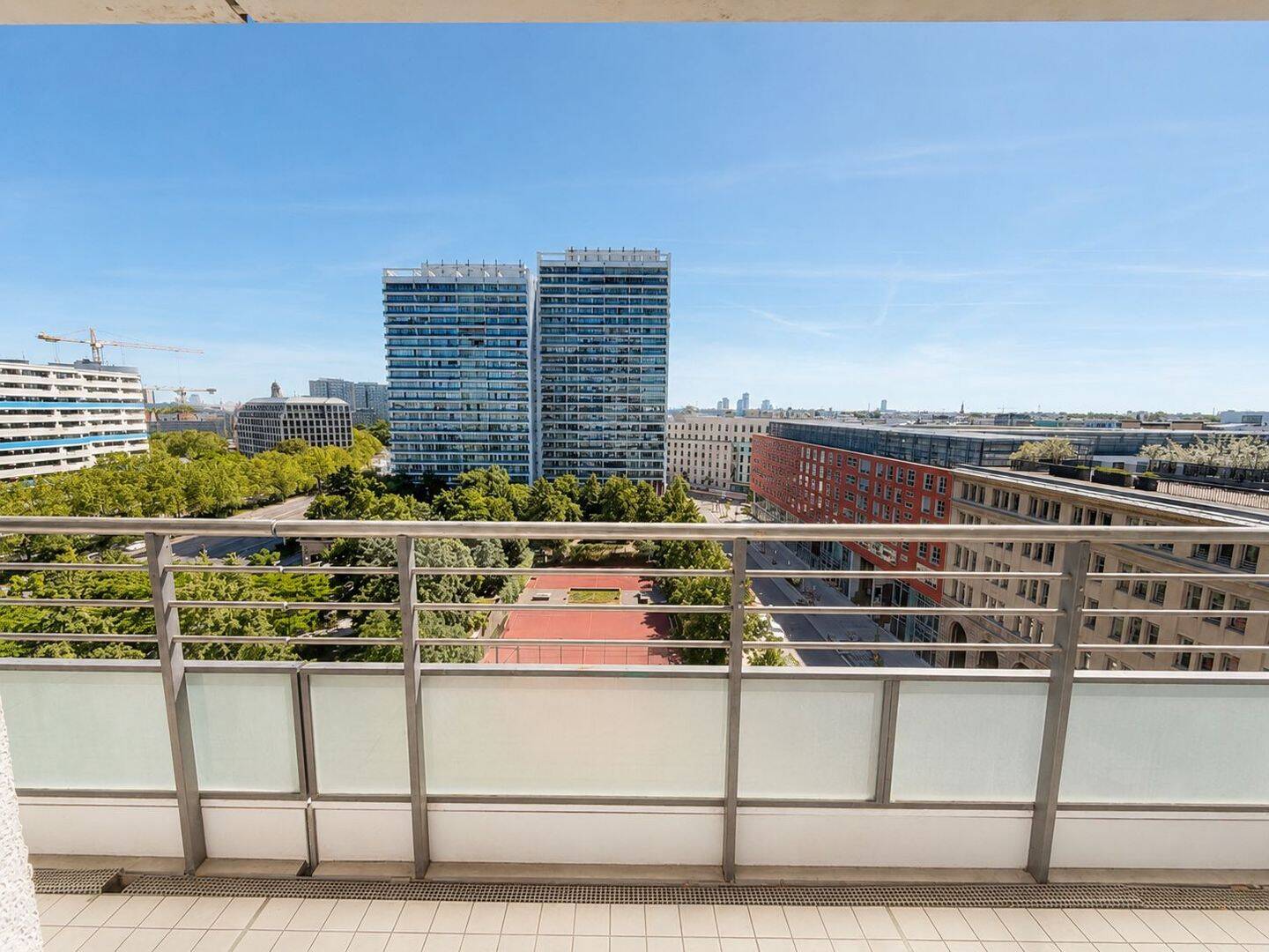 Architekturikone nahe Potsdamer Platz: Bezugsfreie 2-Zimmer-Wohnung mit Panoramabalkon in Berlin, 10117 Berlin (Mitte)