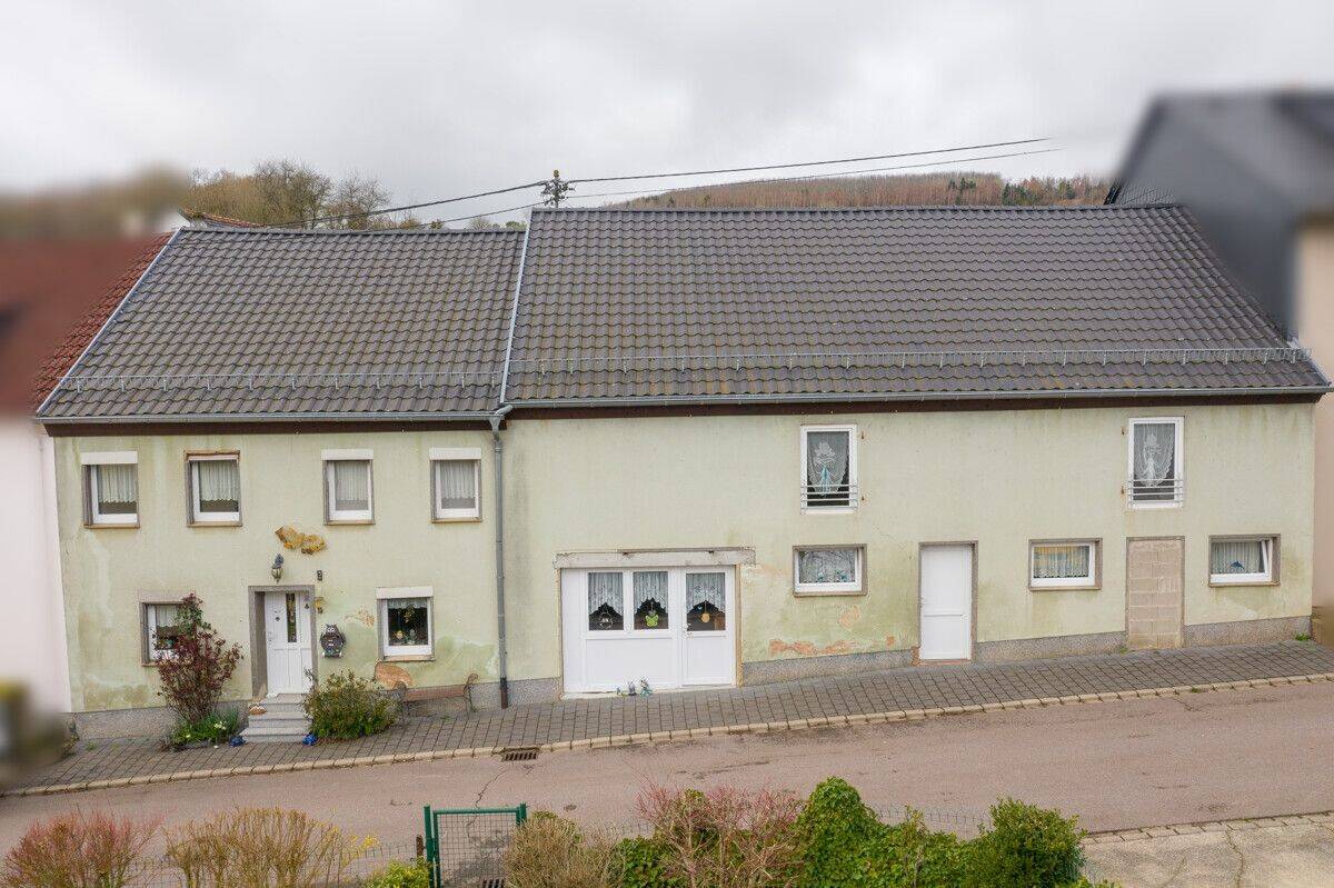 Charmantes Reihenmittelhaus in Hentern mit großem Grundstück, Scheune und 2 Stellplätzen, 54314 Hentern