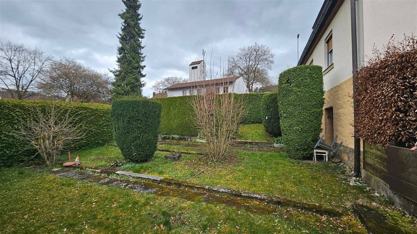Charmantes Bestandsobjekt mit schönem, terrassiertem Garten und viel Potenzial in Üchtelhausen, 97532 Üchtelhausen