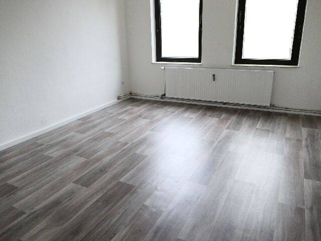 Neue 2025 renovierte helle 2 Zi.-EG-Whg. mit mgl. Einbauküche, Tageslicht-Dusch-Bad und Garten!, 31840 Hessisch Oldendorf