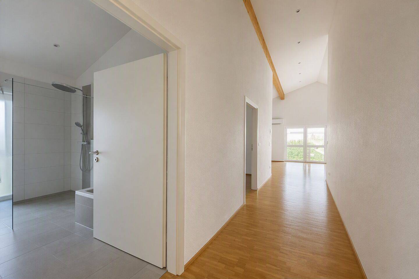 Großzügiges Wohnen mit Süd-Balkon, Klimaanlage und Einbauküche, 74366 Kirchheim am Neckar
