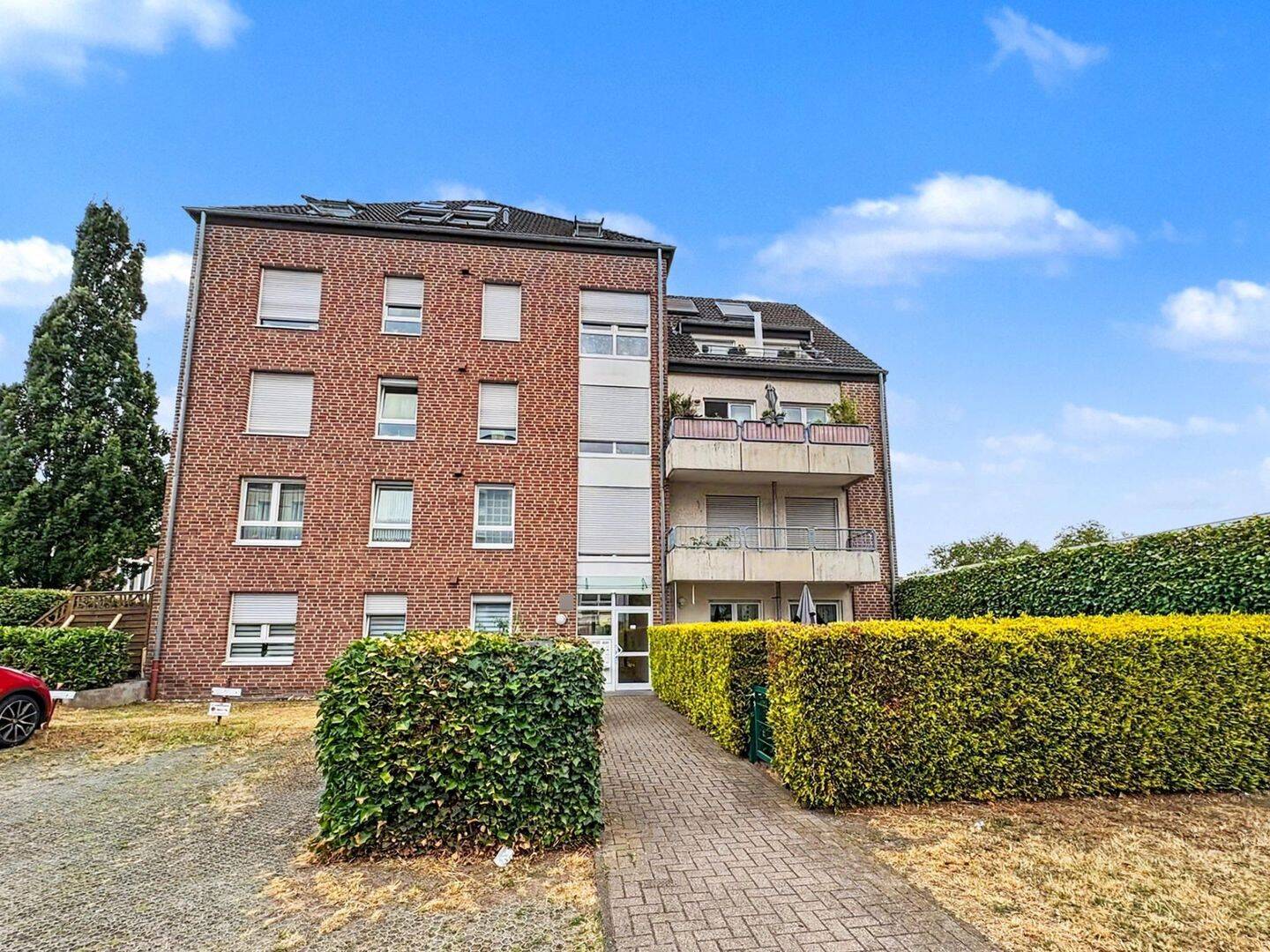 Hell und gemütlich: 4,5 Zimmer-Maisonette mit Balkon und Tiefgaragenstellplatz in Wanne-Eikel, 44649 Herne (Baukau-West Crange Röhlinghausen Wanne)