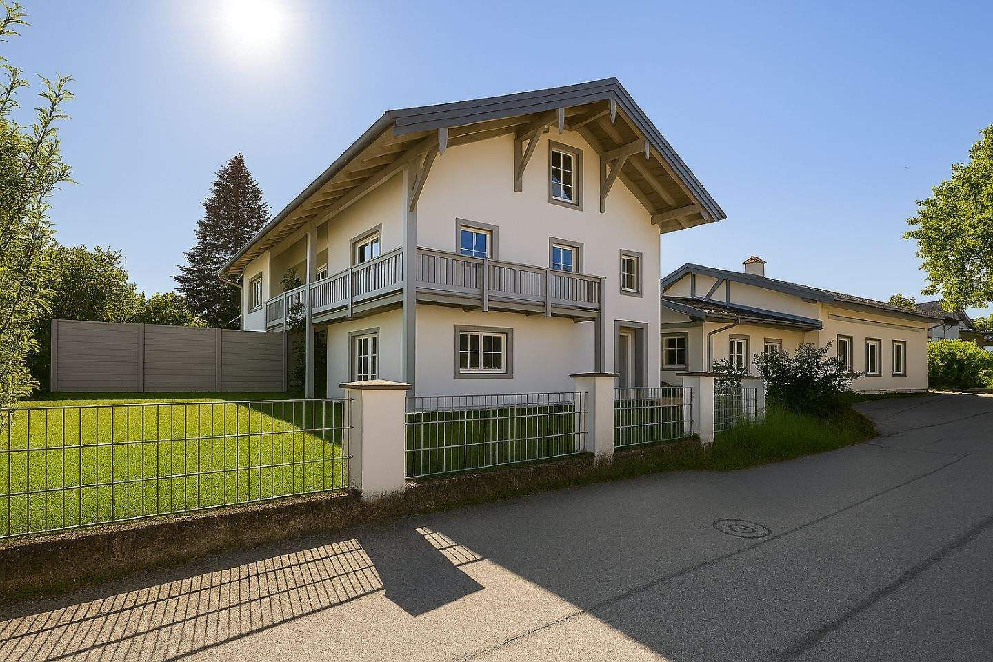 Modernisiertes Mehrparteienhaus mit Büros in Aschau-Werk, 84544 Aschau a. Inn (Aschau)