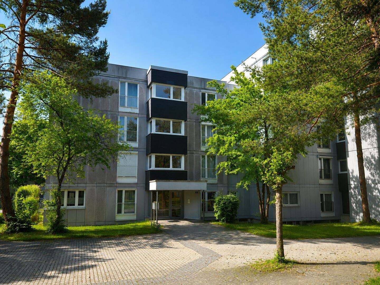 Helle 3-Zimmer-Wohnung mit Süd-Balkon und idyllischem Blick ins Grüne in Putzbrunn, 85640 Putzbrunn