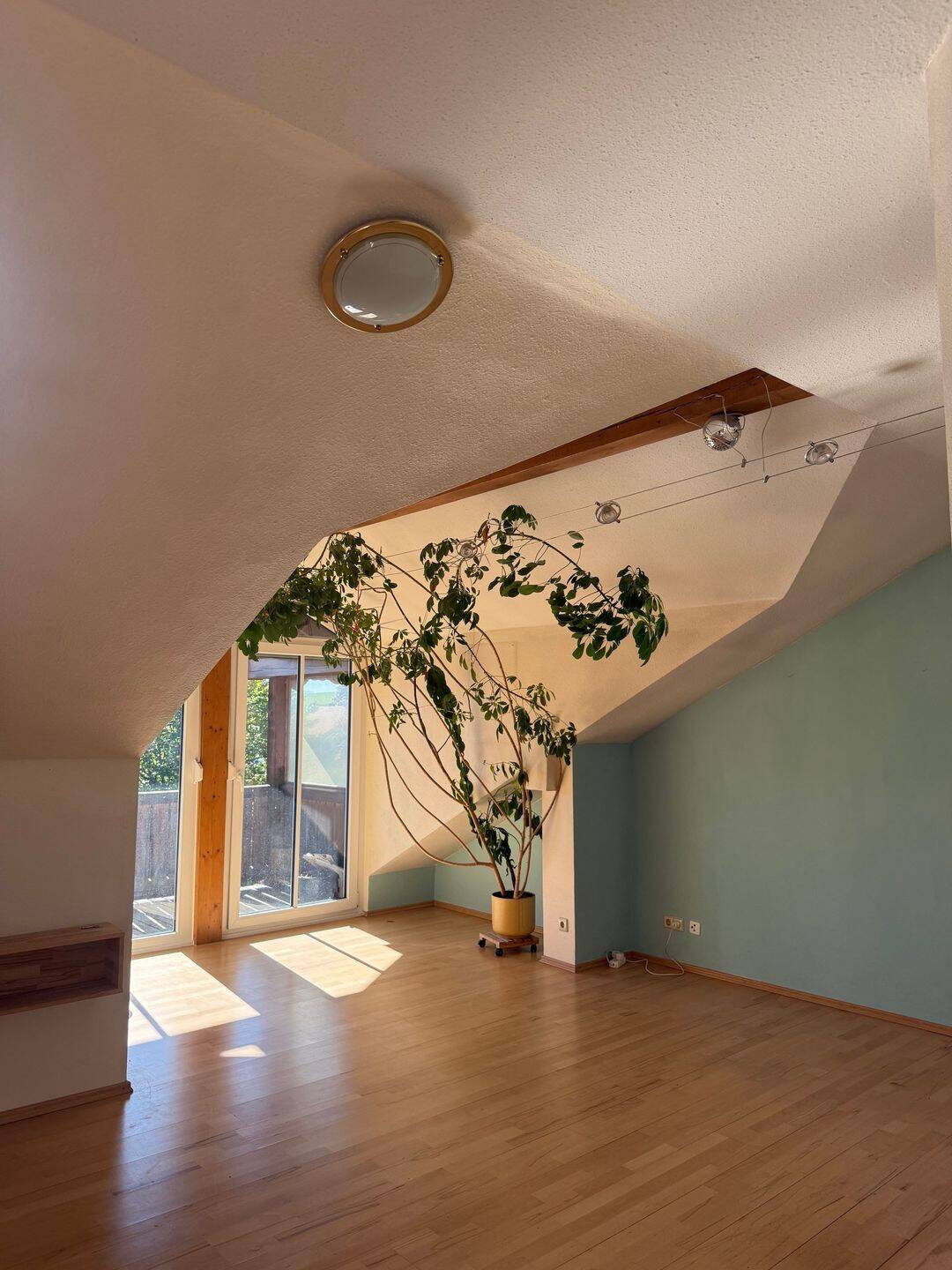 Helle 3 Zimmer Wohnung mit Balkon, TG Stellpatz und Kellerabteil in Traunstein, 83278 Traunstein