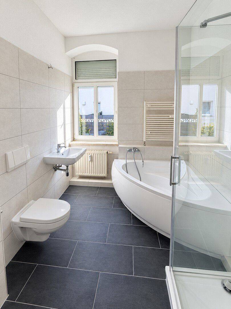 Helle 2-Zimmer-Altbauwohnung mit modernem Bad – Wanne & Dusche, 1705 Freital