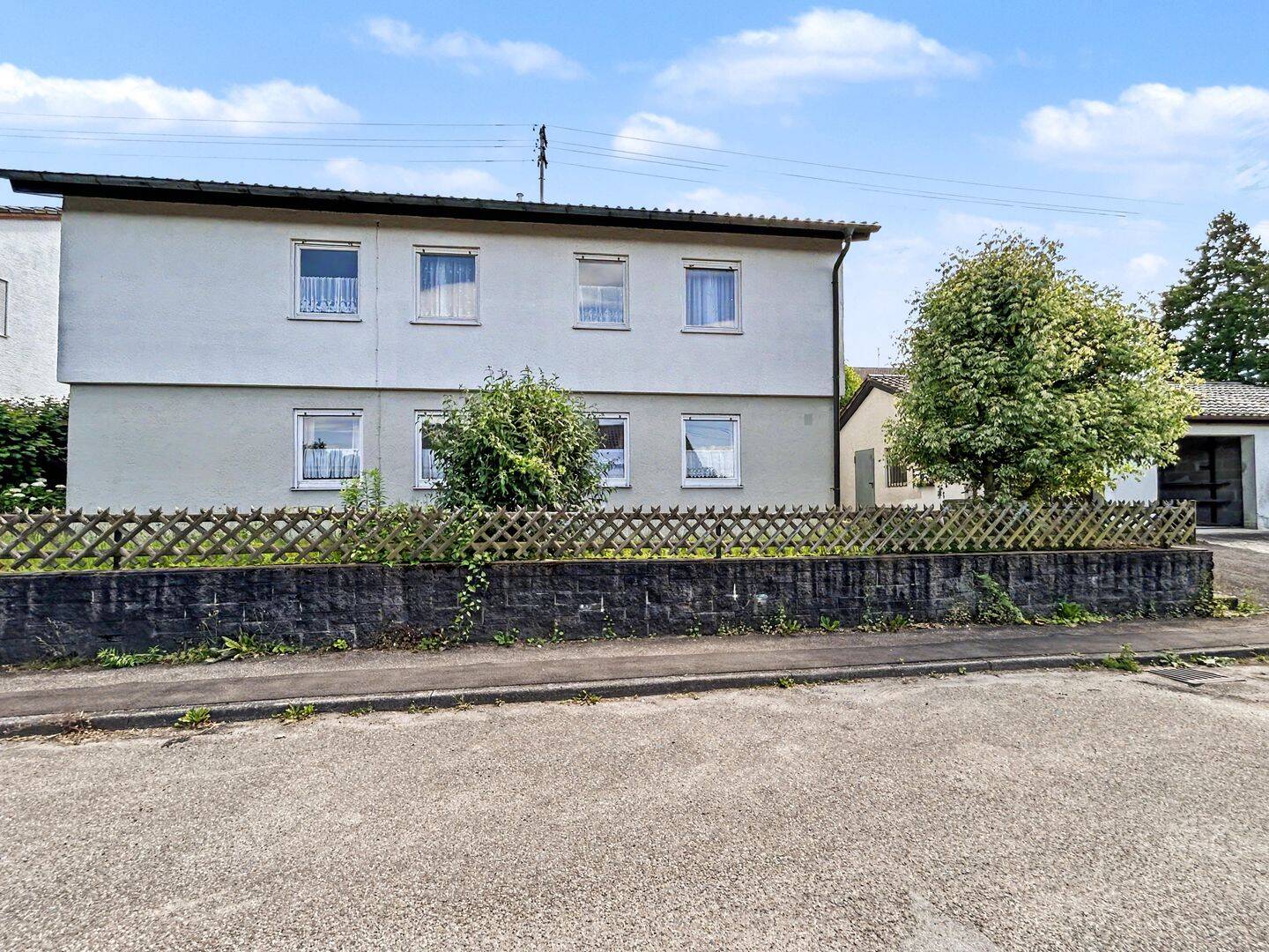 Freistehendes Wohnhaus mit zwei Wohneinheiten und Süd-Garten in Weinberglage in Ilsfeld-Schozach, 74360 Ilsfeld