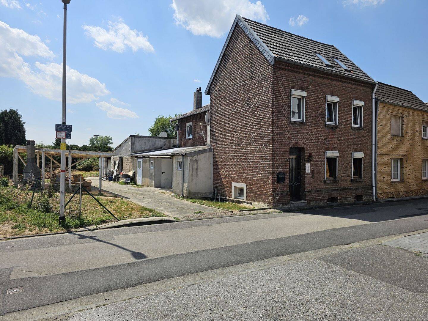 Gangelt-Birgden: Sanierungsbedürftiges Wohnhaus mit Einliegerwohnung und großzügigem Süd-Grundstück, 52538 Gangelt
