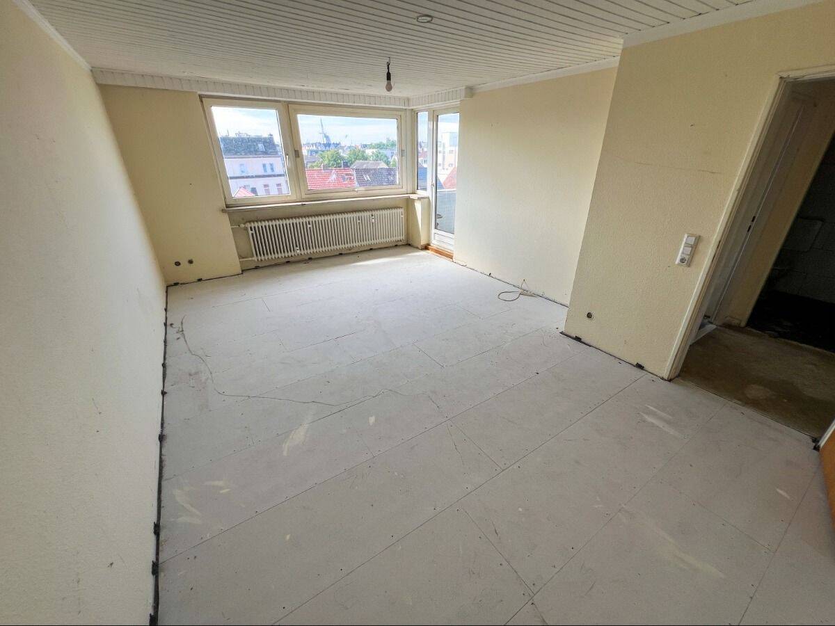 Handwerker aufgepasst! Dachgeschosswohnung in zentraler Lage, 27576 Bremerhaven (Lehe Mitte)