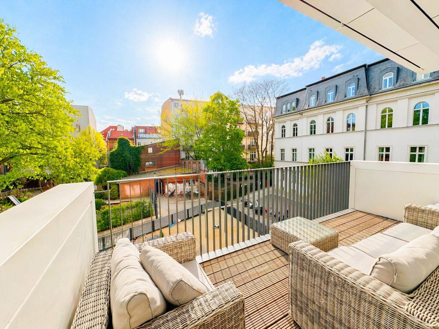 Berlin-Mitte an der Spree: flexible 4-Zimmer-Option mit Balkon, Pool & Sauna, 10117 Berlin (Mitte)