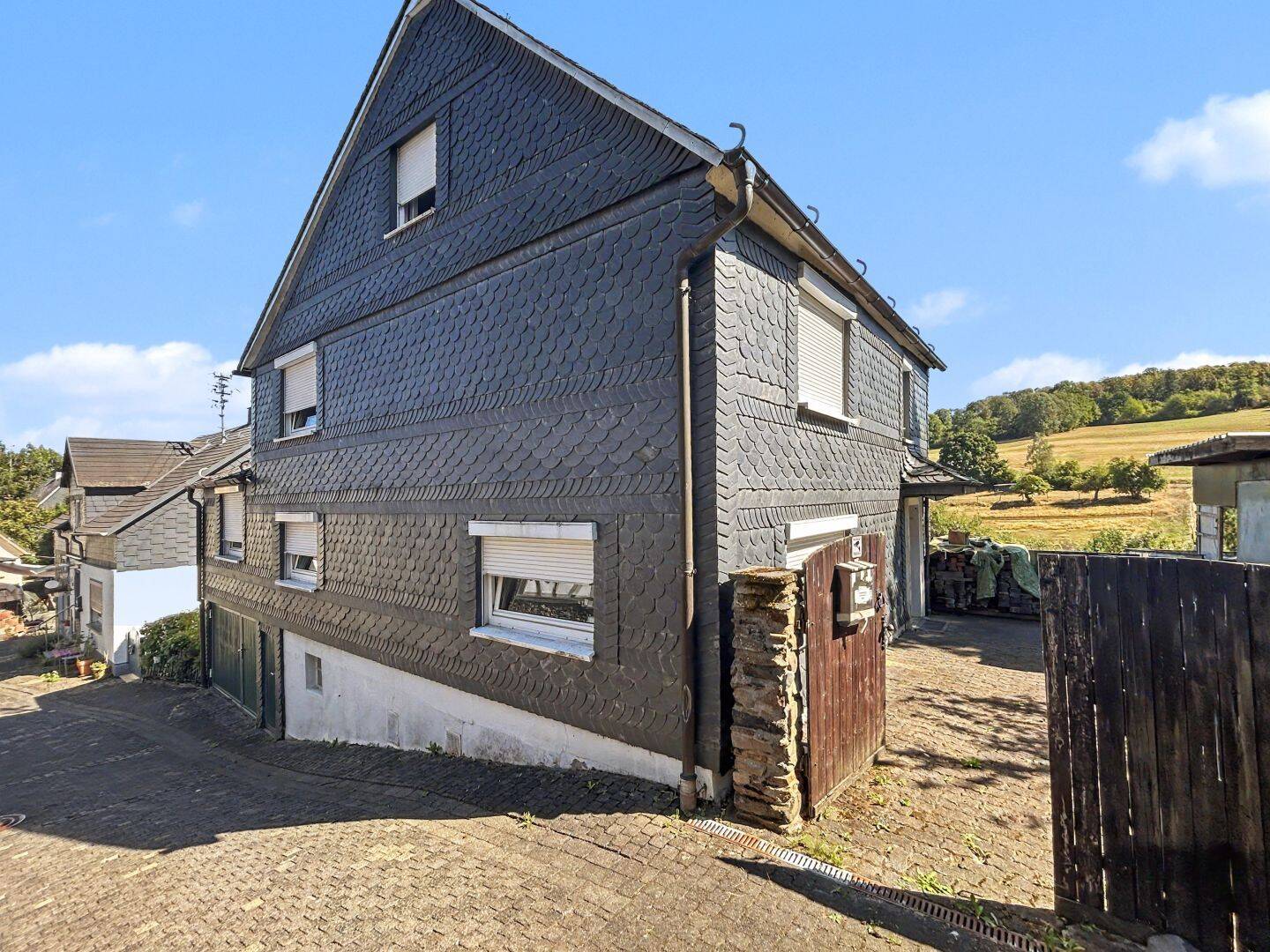 Freistehendes Einfamilienhaus mit traumhaftem Hanggrundstück in Friedewald, 57520 Friedewald