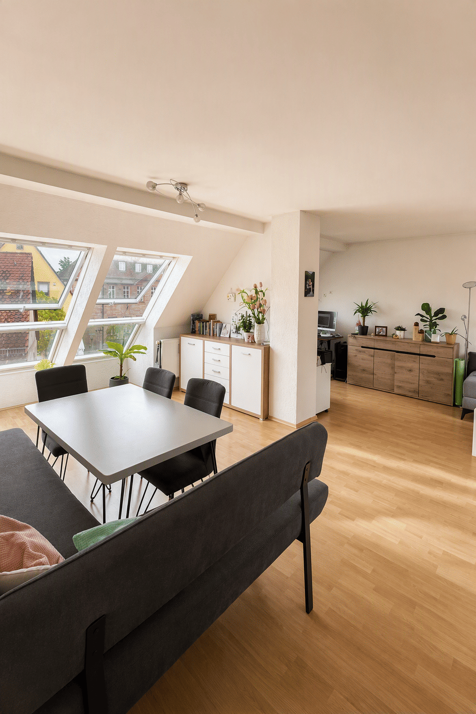 Helle und großzügige 3,5 Zimmer Mansardenwohnung (95 qm) in N-Kornburg, 90455 Nürnberg