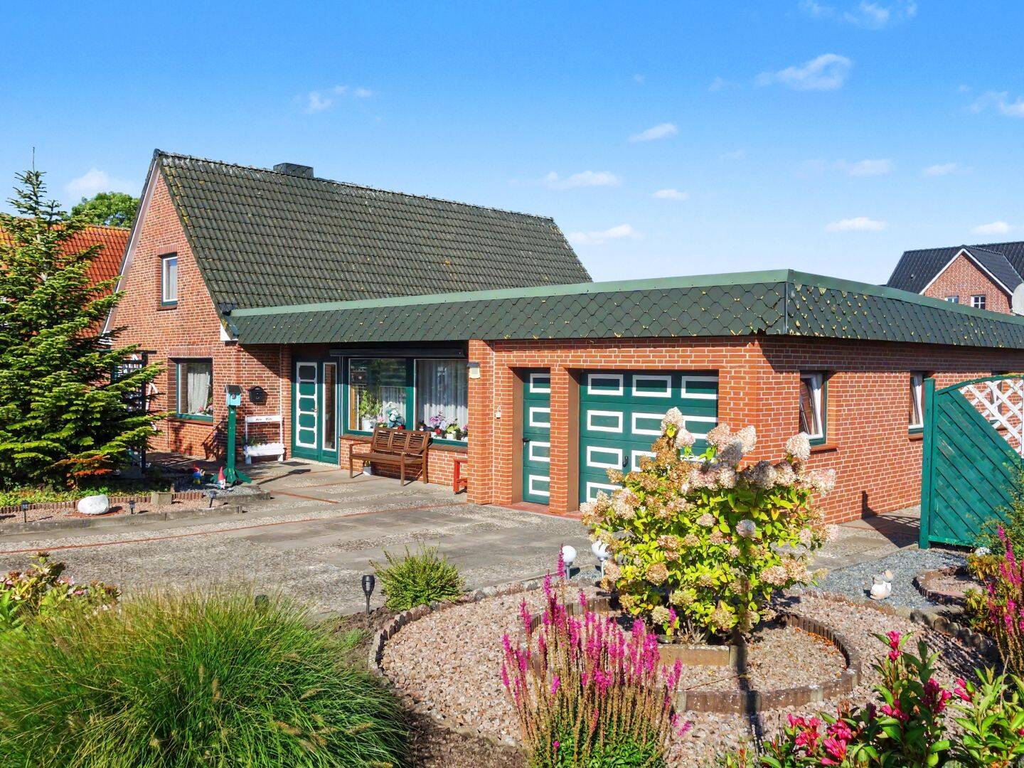 Solides Einfamilienhaus mit Garage in Diekhusen-Fahrstedt bei Marne, 25709 Diekhusen-Fahrstedt