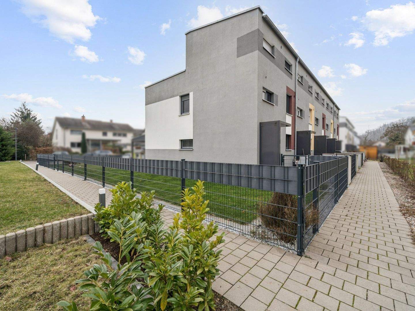 Sehr modernes Reihenendhaus mit Garten in Lörrach, 79541 Lörrach