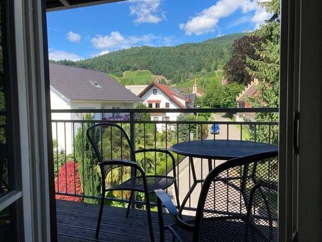 Wohnen am Gaisbacher Schloss_ 3-Zimmer-Dachgeschosswohnung mit Balkon und EBK in Oberkirch, 77704 Oberkirch