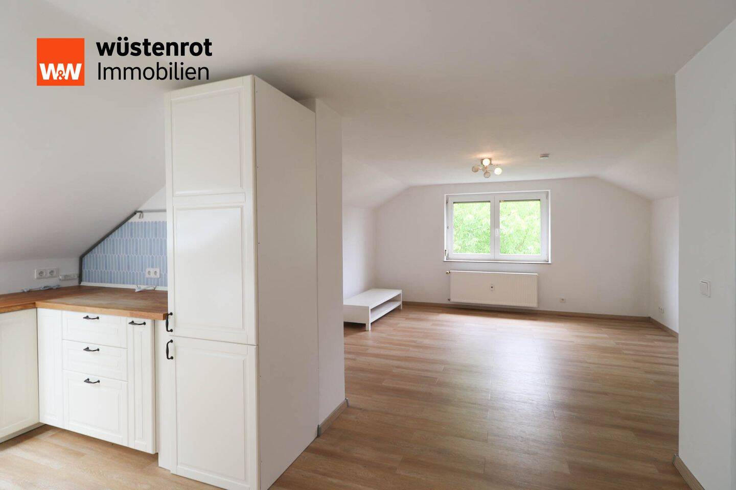 Moderne, Nicht-Raucher Dachgeschosswohnung am Schulzentrum von Selb., 95100 Selb