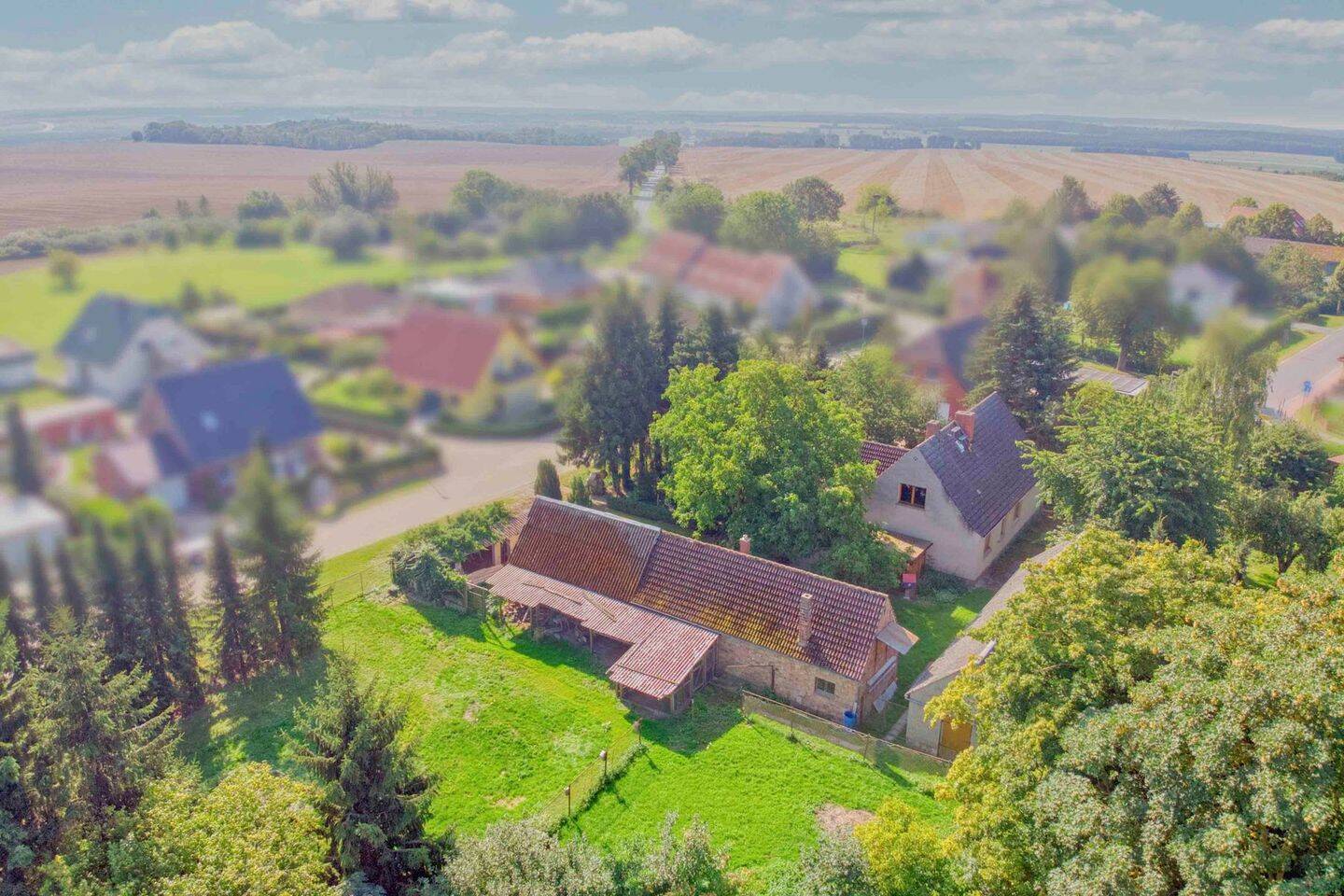 Renovierungsbedürftiges Einfamilienhaus auf großem Grundstück mit 2 Garagen und viel Potenzial, 17039 Neuenkirchen
