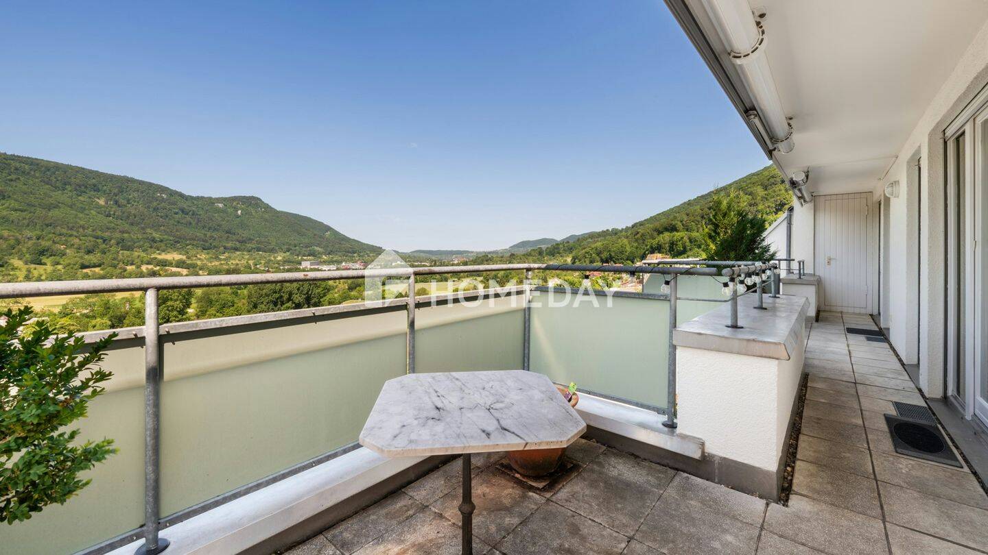 Wohnen mit Aussicht: Stilvolle Penthouse-Wohnung mit umlaufender Dachterrasse und 2 TG-Plätzen, 72574 Bad Urach