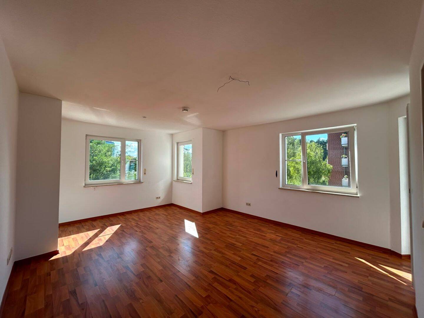 Bezugsfrei: Charmante 3-Zimmer-Wohnung mit Tiefgaragen-Stellplatz und 2 Balkone in Berlin-Wildau, 15745 Wildau