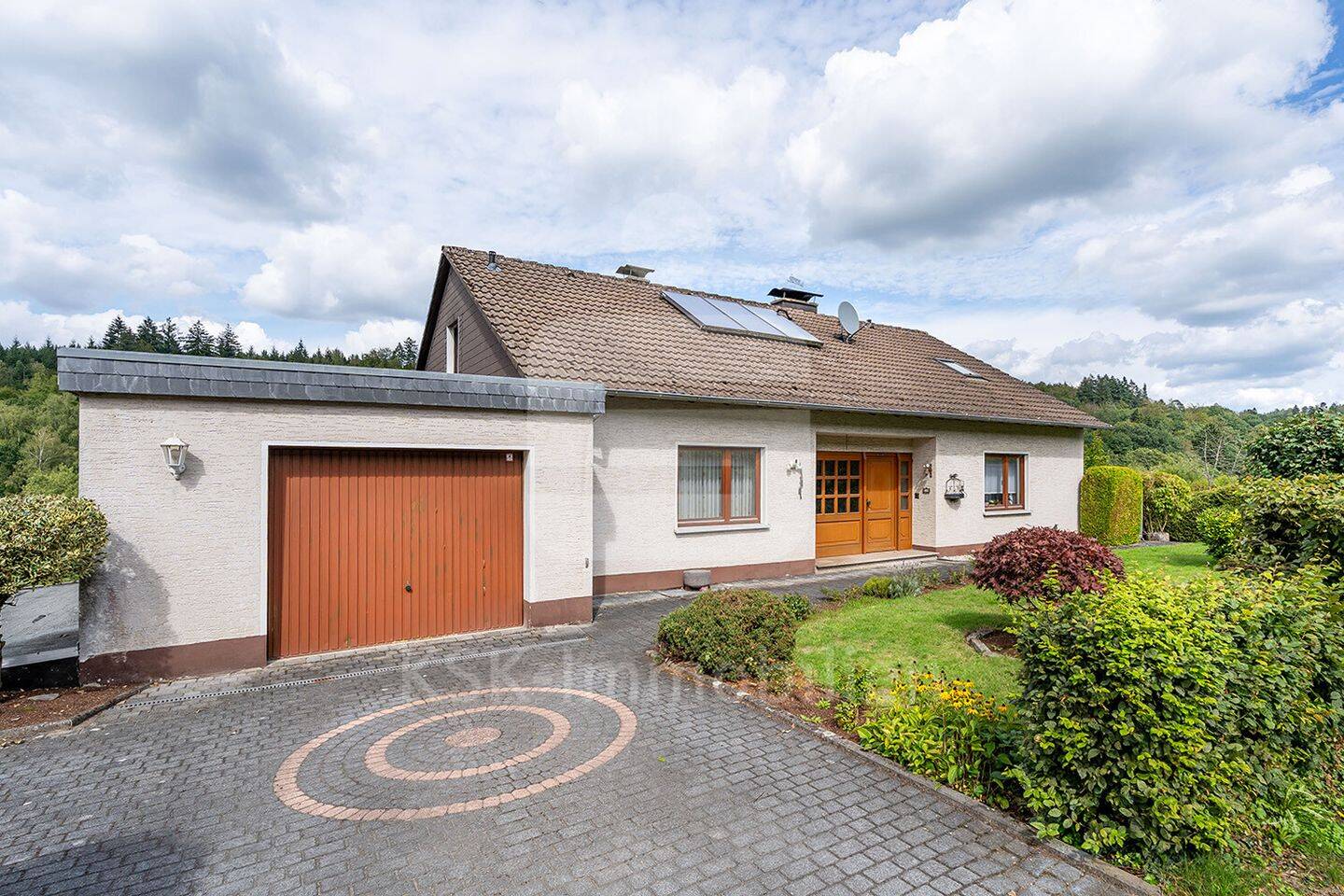 Einfamilienhaus mit Einliegerwohnung in ruhiger Lage von Reichshof!, 51580 Reichshof