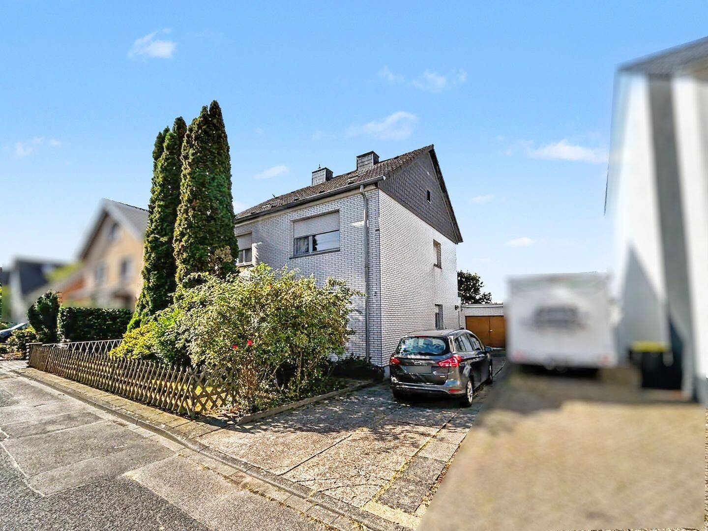 Freistehendes Einfamilienhaus auf großem Grundstück mit unverbautem Blick in Erftstadt, 50374 Erftstadt