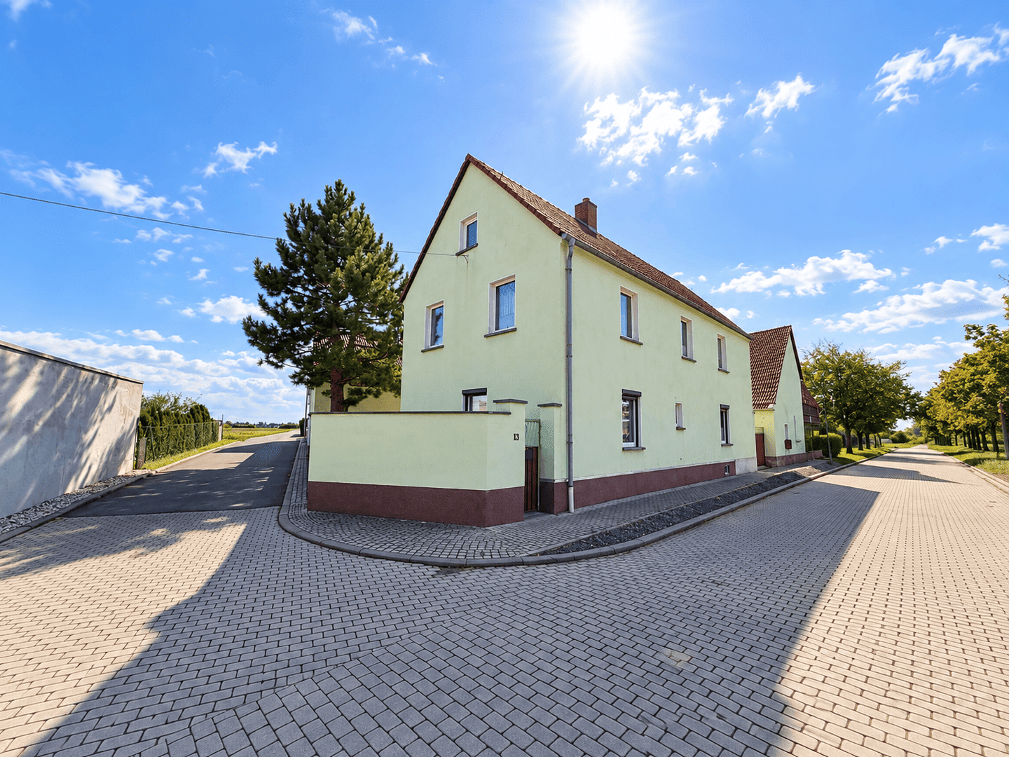 Einfamilienhaus mit Hof und Nebengelass, 6237 Leuna
