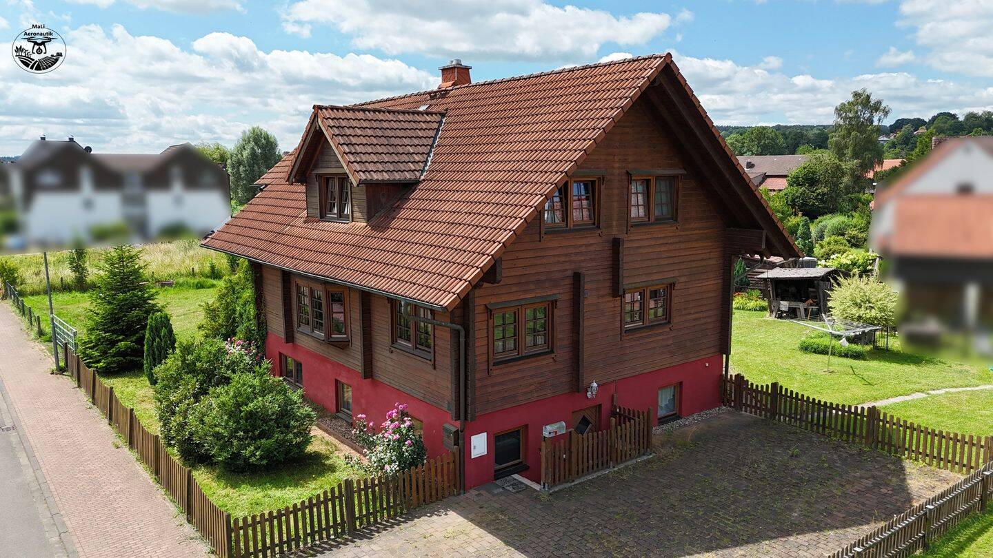 Holzblockhaus mit Einliegerwohnung in zentraler Wohnlage von Gemünden (Wohra), 35285 Gemünden (Wohra)