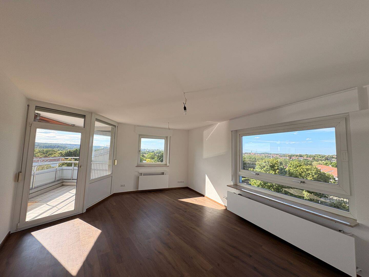 Erstbezug nach Modernisierung: Stilvolle 3-Zimmer-Wohnung mit Traumblick & Garage im ikonischen Haus, 70565 Stuttgart (Dürrlewang Fasanenhof Möhringen Rohr Vaihingen)