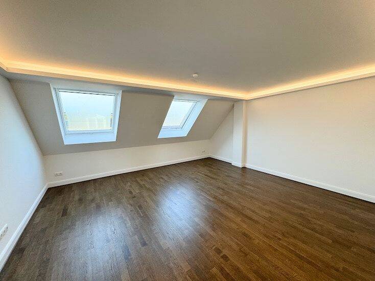 Ein Traum im Dach! * Loggia * Parkett * Fußbodenheizung * Bad mit Wanne & Dusche * Übernahme EBK mgl, 4277 Leipzig (Connewitz Marienbrunn)