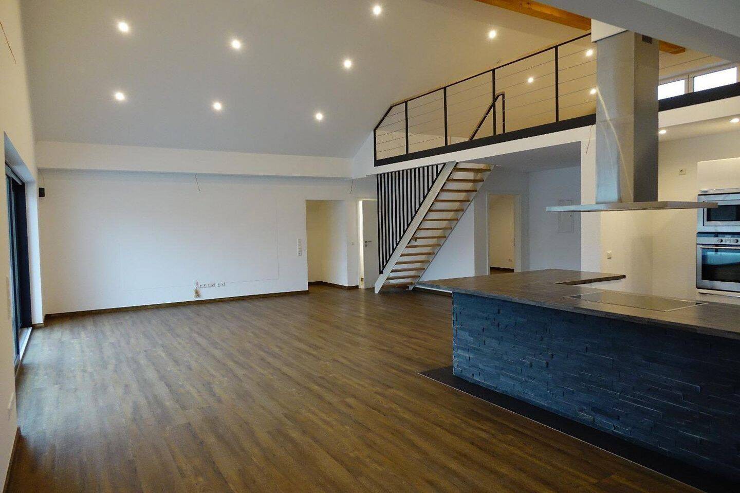 Wohnen wie im Penthouse: Galerie, Kamin und riesiger Wohnbereich, 76669 Bad Schönborn