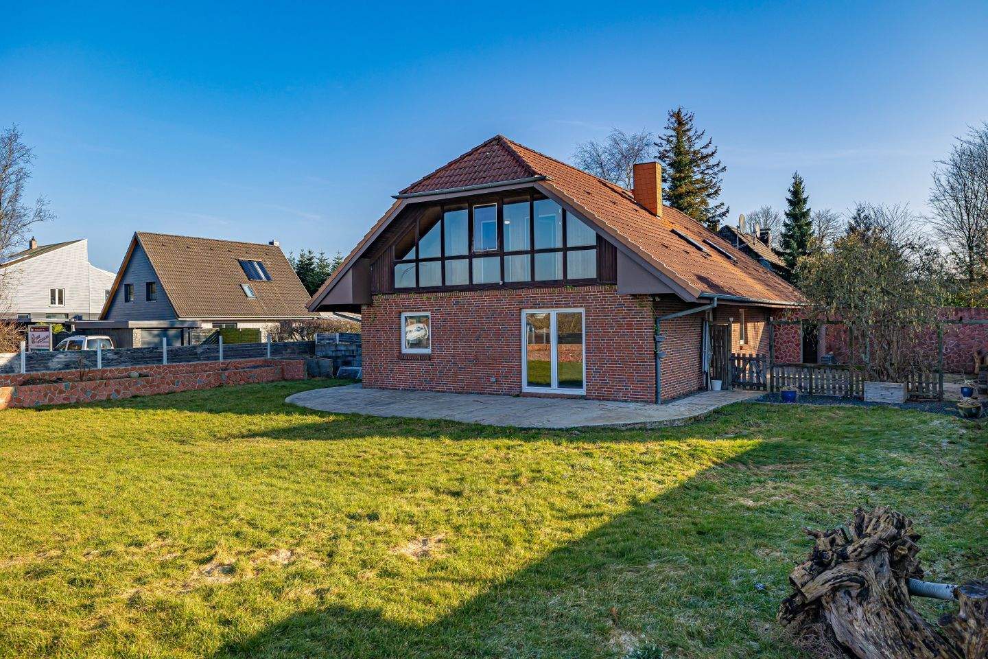 Großzügiges Einfamilienhaus mit Galerie, Süd-West-Terrassen und besonderem Wohnambiente in Handewitt, 24983 Handewitt