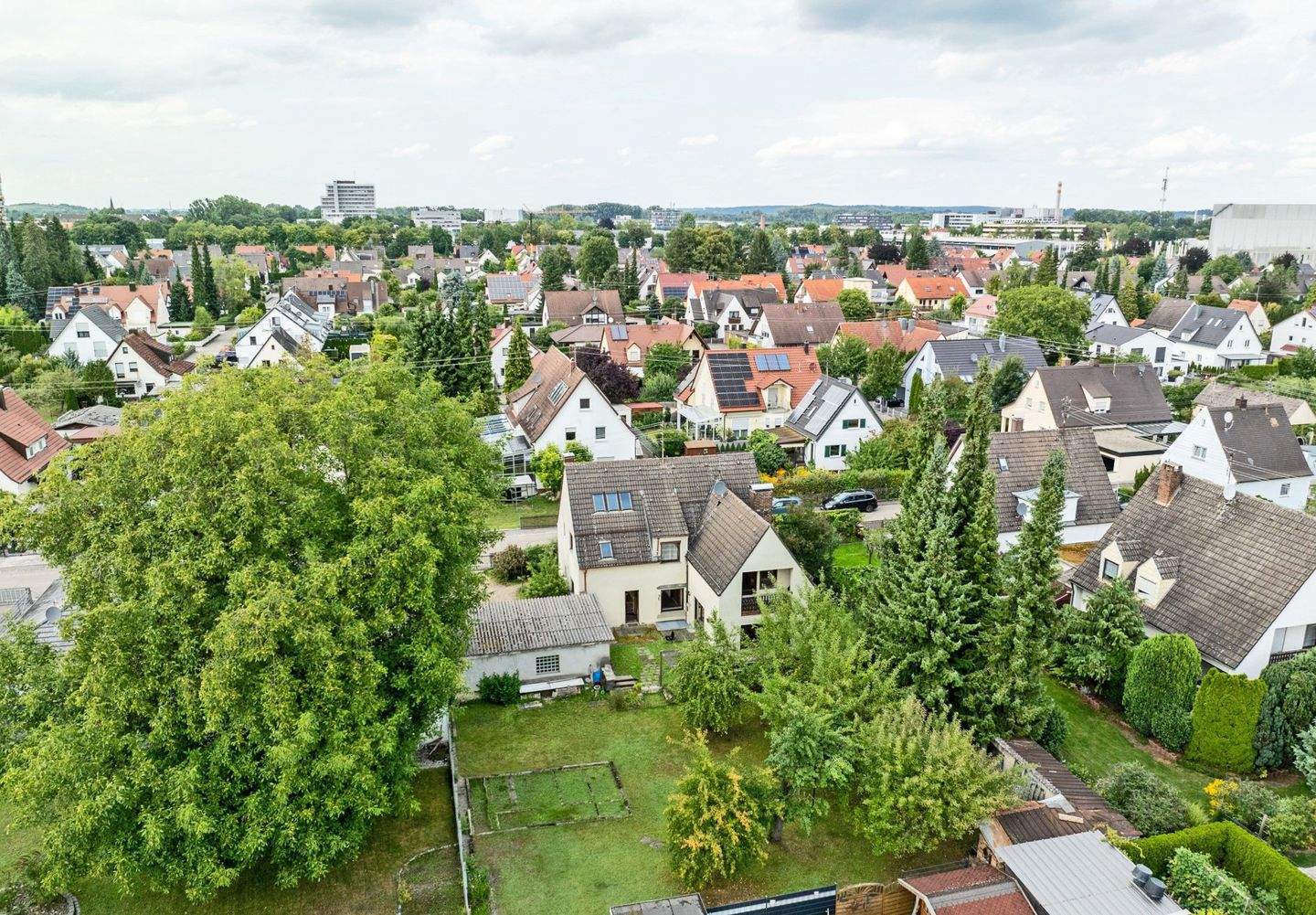 RESERVIERT! Sonniges Grundstück mit Altbestand, teilbar, 86167 Augsburg (Lechhausen)