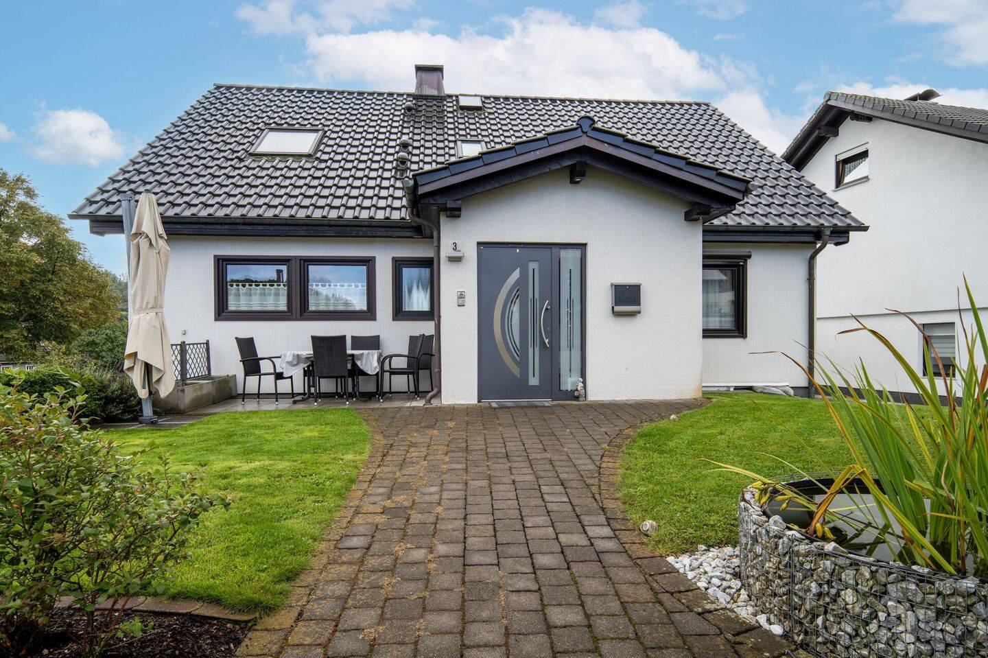 Einfamilienhaus mit 2 Wohneinheiten und Garagen, 57413 Finnentrop