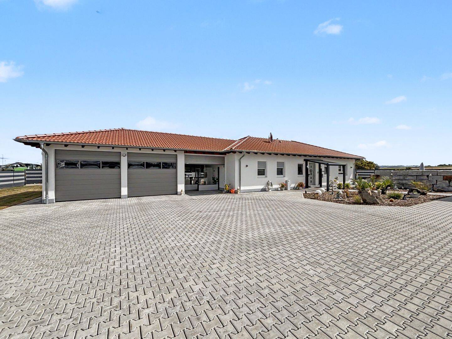 Wohnen und Arbeiten in Roßdorf – exklusiver Bungalow mit Halle, Pool und ca. 2.929 m² Grundstück, 35287 Amöneburg