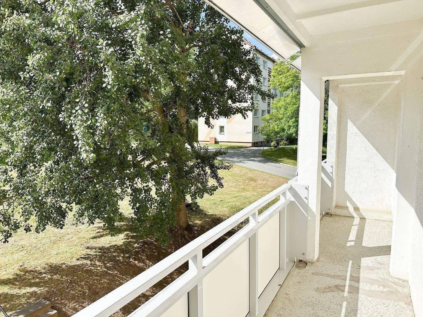 Familienfreundliche 3-Zimmer-Wohnung mit großem Balkon, 8412 Werdau