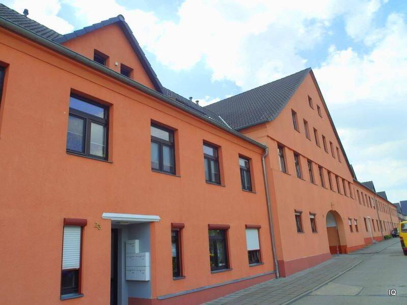 Freundliche 3,5-Zimmer-Wohnung mit Laminatboden und Badewanne * ruhige Lage – Blick in die Gärten, 1587 Riesa