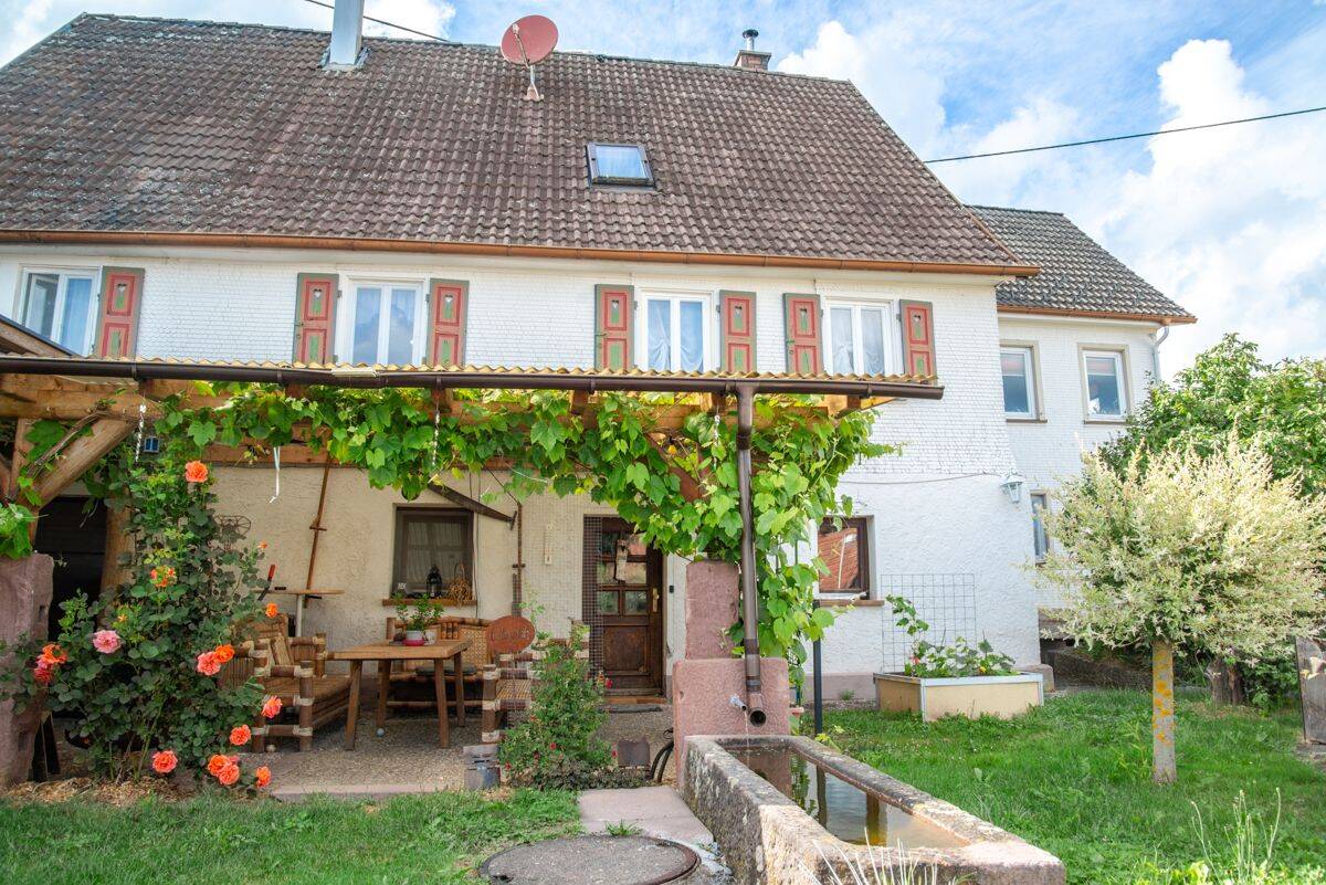 EINZUG 2026, Wohlfühlen, im Dorf 1 Min. von der Stadt entfernt, 6 Zi., Garage, 2 Carports, 72213 Altensteig