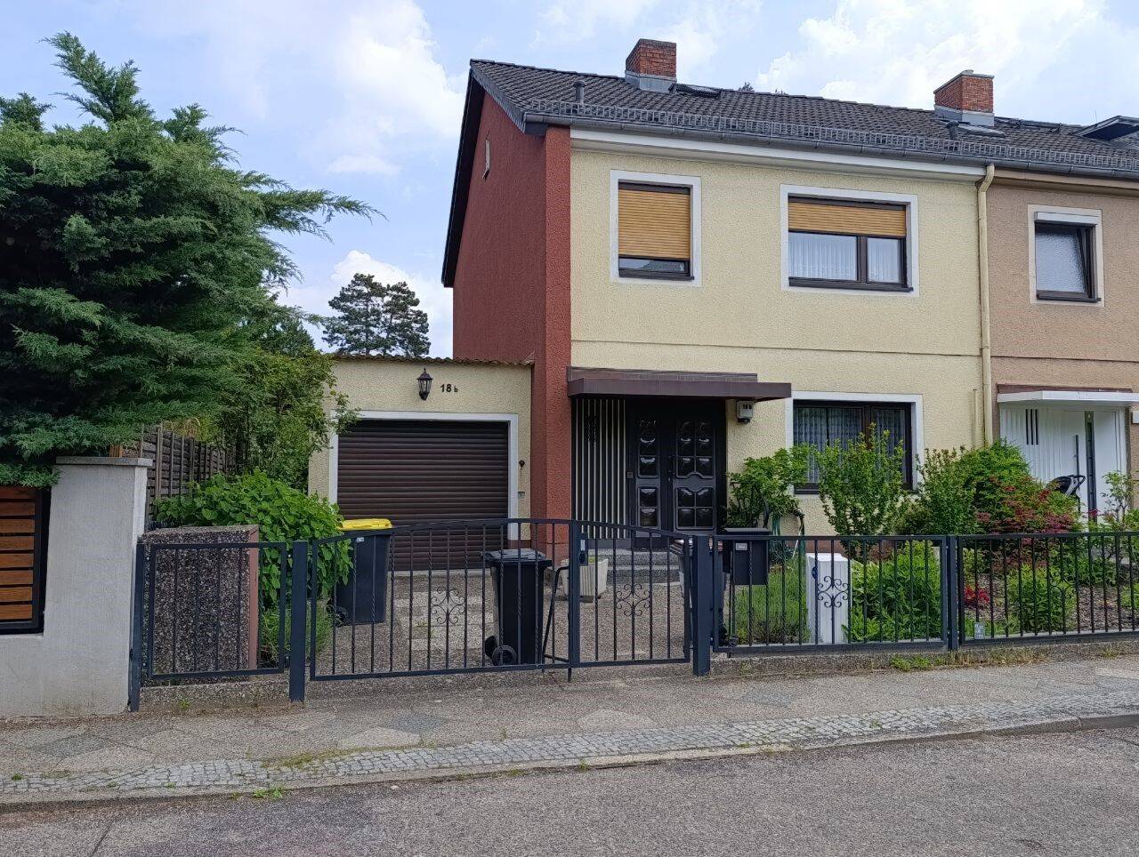 Raumwunder im Grünen: Solides Reihenendhaus mit Wintergarten, großem Garten & Massivgarage in Berlin-Tegel, 13509 Berlin (Reinickendorf)