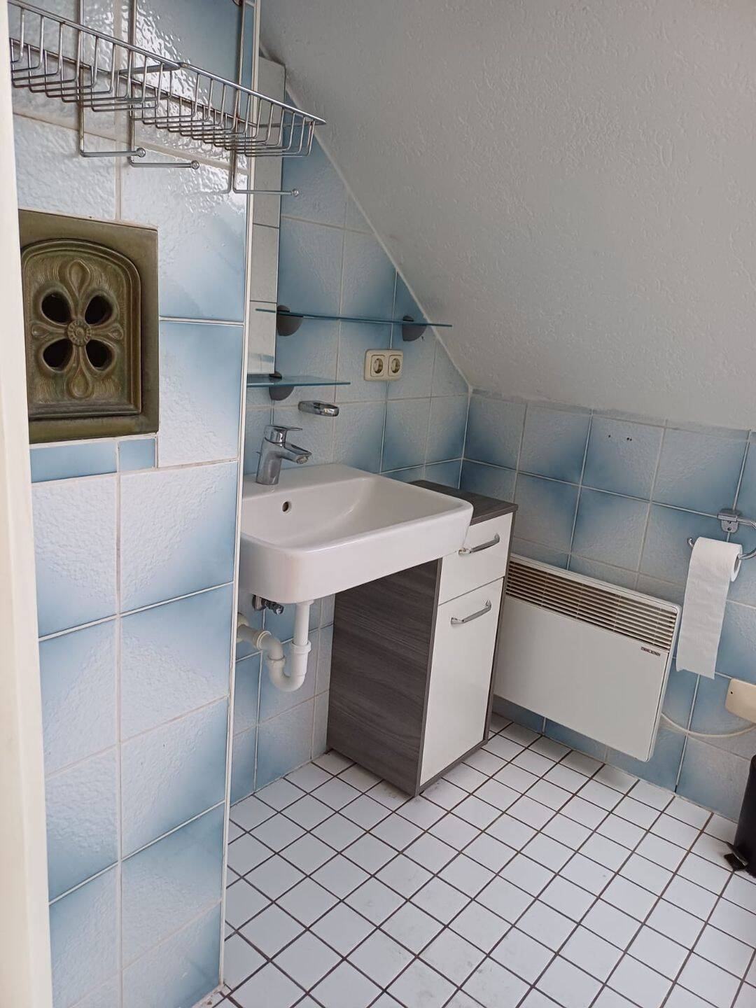 Helle 3-Zimmer-Dachgeschosswohnung mit Einbauküche, Holzofen und Stellplatz, 86381 Krumbach (Schwaben)