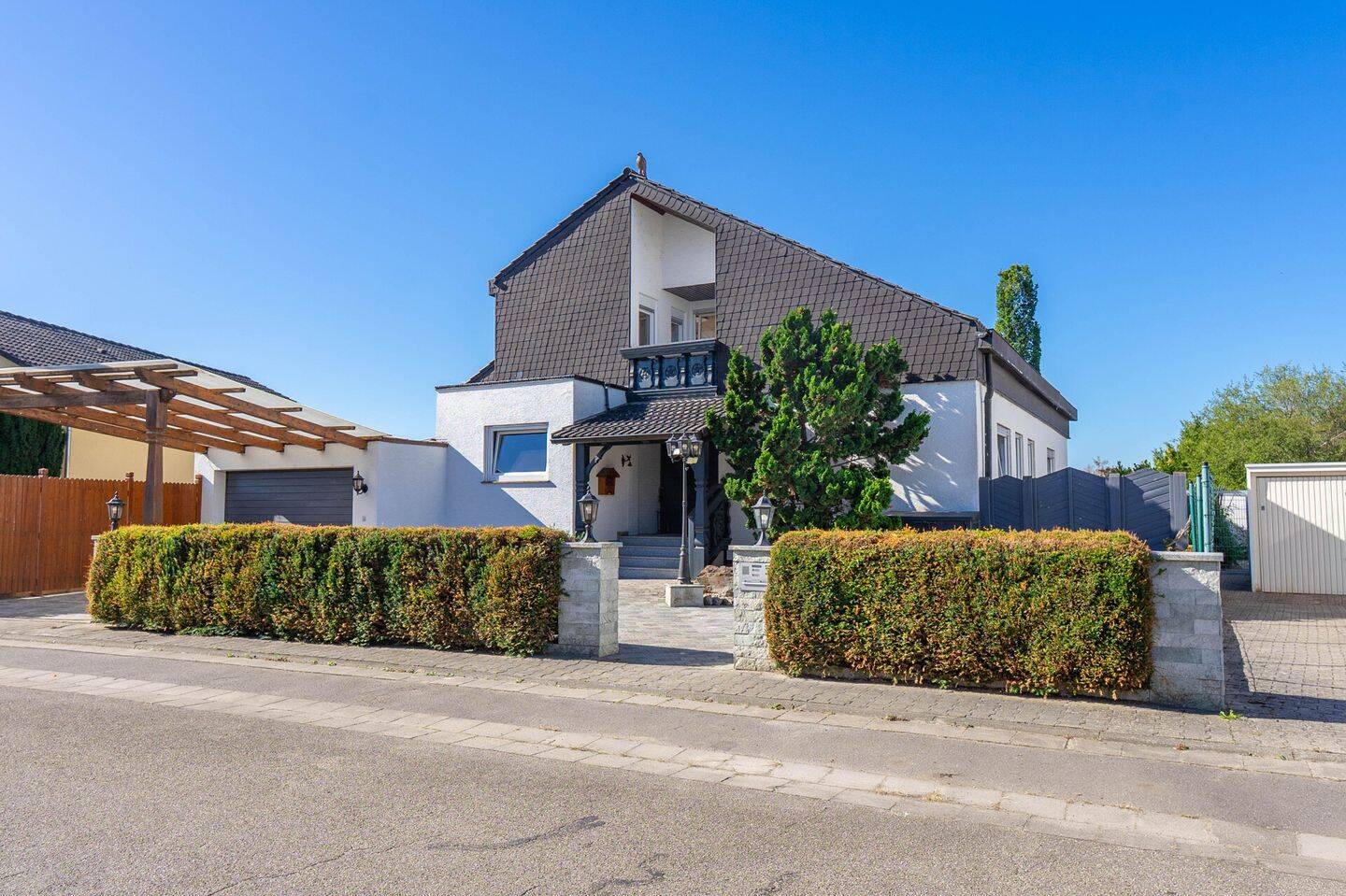 Großzügiges Einfamilienhaus mit beheizbarem Indoor-Pool, Garten und außergewöhnlichem Platzangebot, 67127 Rödersheim-Gronau