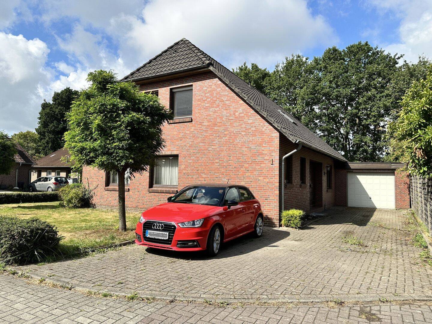 Solide & geräumig: EFH mit Garage und Teilkeller in guter Wohnlage, 26215 Wiefelstede