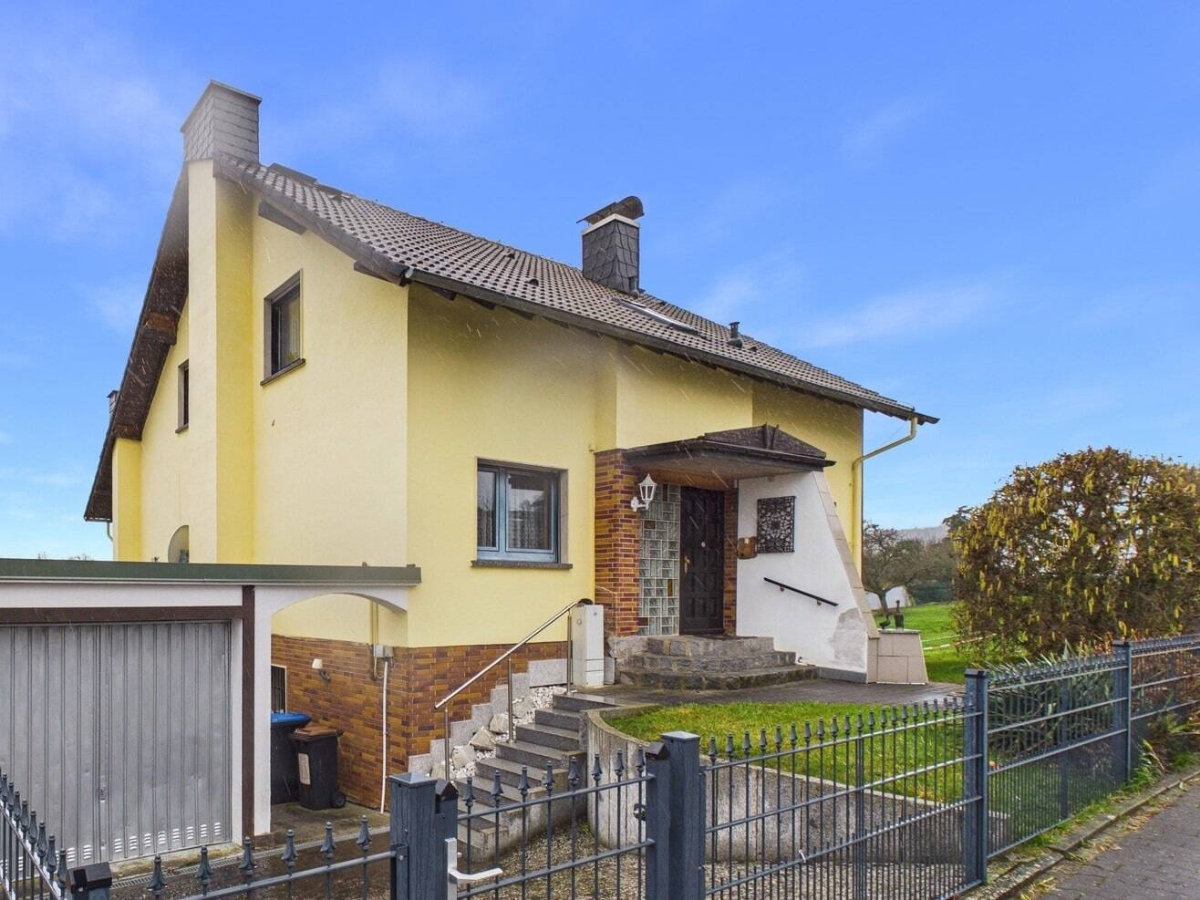 Usingen-Eschbach: Vielseitiges Wohnhaus mit Einliegerwohnung, 61250 Usingen