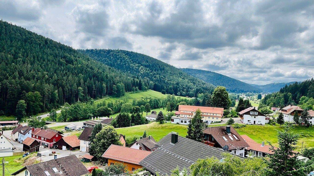 Schöne 1 Zimmerwohnung – Traumhaft gelegen und perfekt geschnitten, 75323 Bad Wildbad