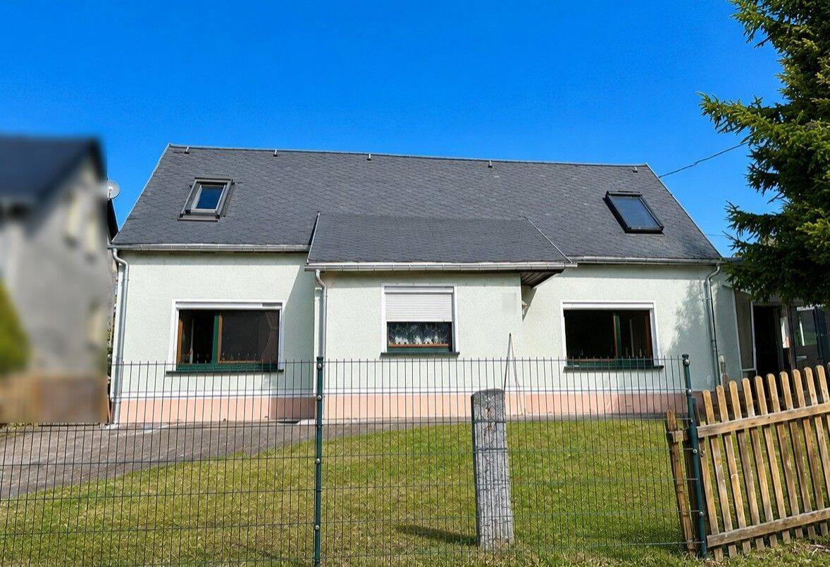 Freistehendes Einfamilienhaus mit Gestaltungspotenzial in zentraler und ruhiger Lage von Rodewisch, 8228 Rodewisch