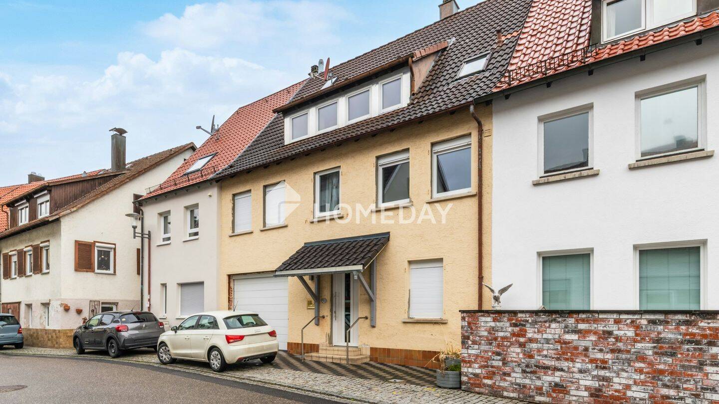 Reihenmittelhaus mit 6 Zimmern, 2 Bädern, Garage und Balkon in Löwenstein, 74245 Löwenstein