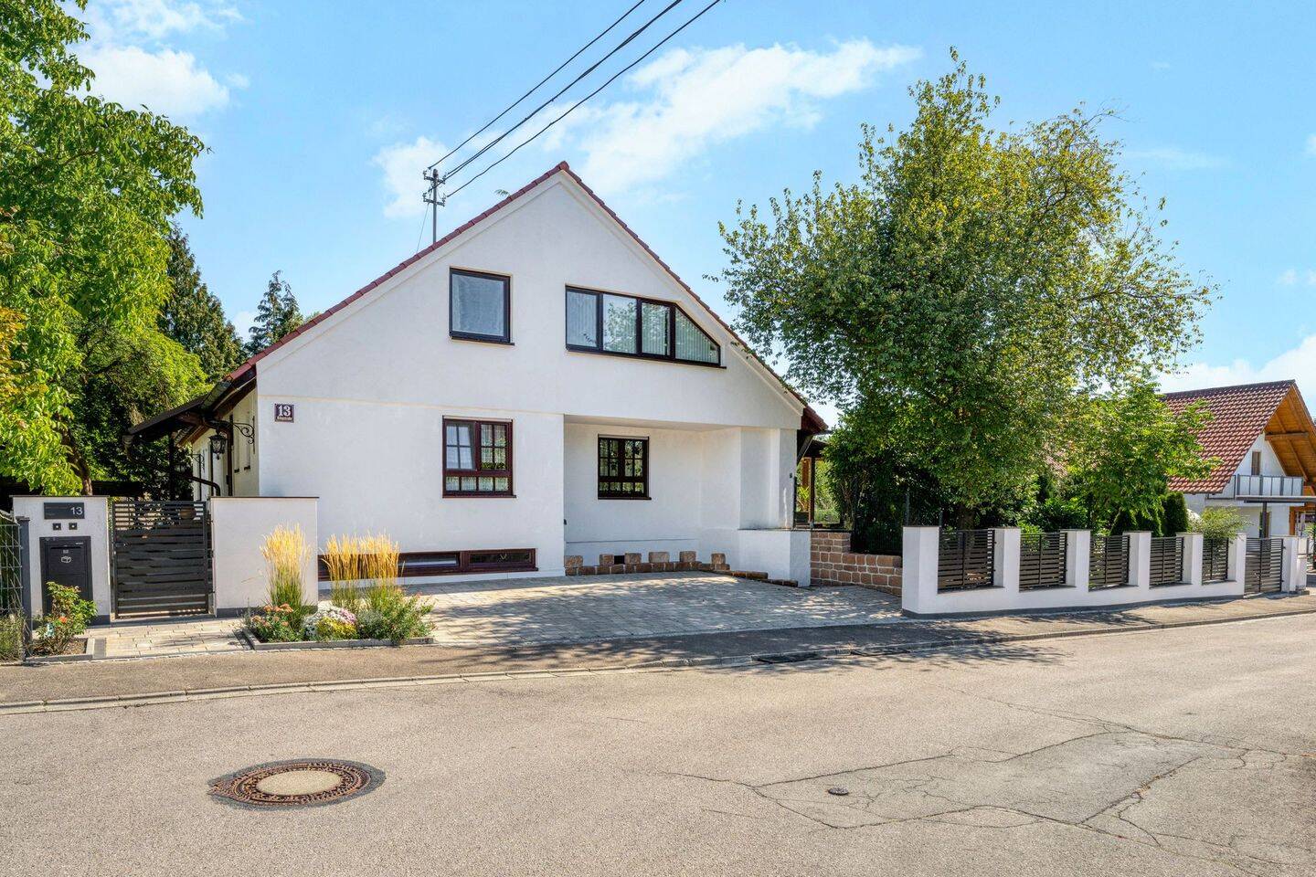 Modernes Mehrgenerationenhaus mit Einliegerwohnung, Kamin und Weitblick ins Grüne, 86453 Dasing