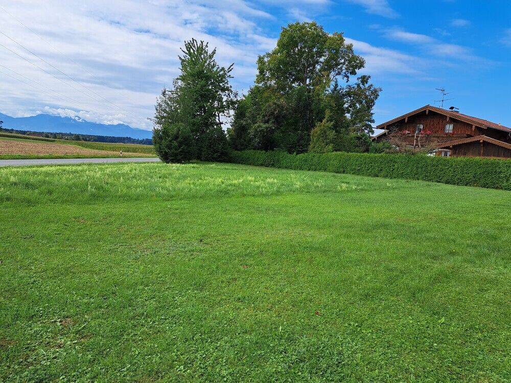 Nähe Söchtenau: Großzügiges Baugrundstück für ein Zweifamilienhaus u. Garagen in naturnaher Randlage, 83139 Söchtenau