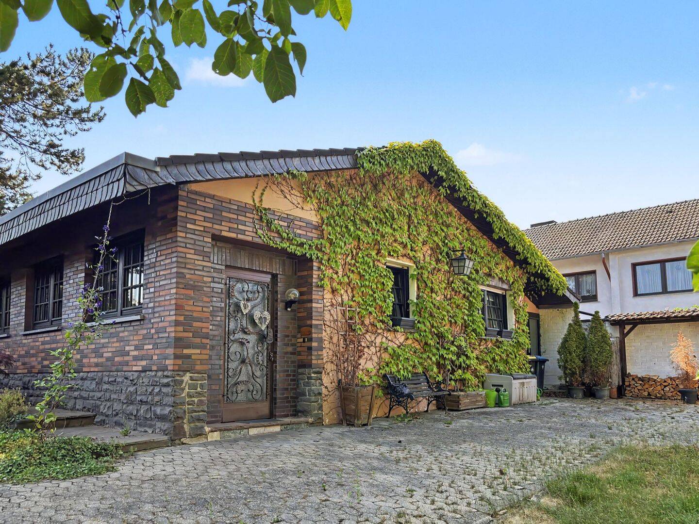 Charmantes Einfamilienhaus auf großzügigem Grundstück in Bad Münstereifel-Eschweiler, 53902 Bad Münstereifel
