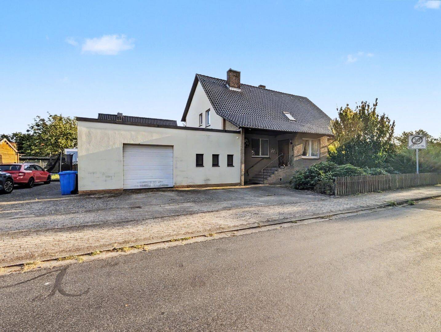 Freistehendes Einfamilienhaus in Müden – das Raumwunder für Familien, Handwerk und Investoren, 38539 Müden (Aller)